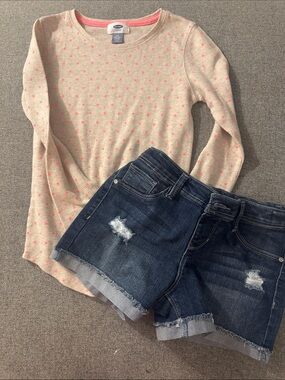 5/$15- Girl’s outfit size large